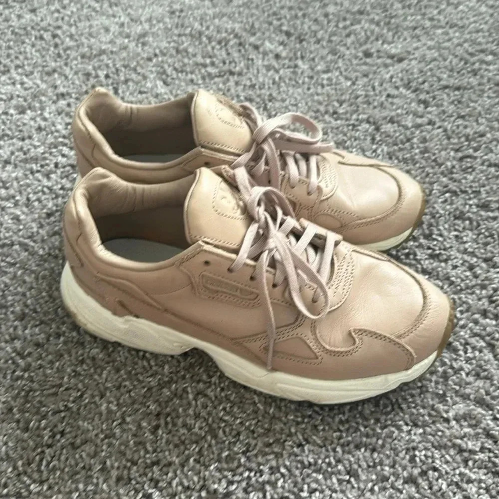 Adidas falcon strainers in beige leather